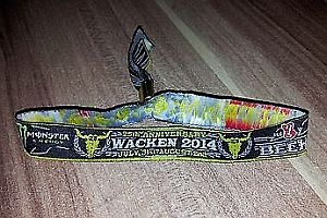 Teures Armband vom Festival