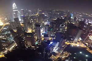 Basejump in einen Pool auf einem Wolkenkratzer