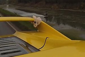 Wakeboarding hinter einem Ferrari F50