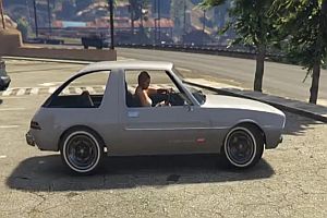 GTA V - Eine Frau parkt aus