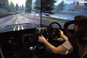 Fahrsimulator mit gebogenen Monitoren