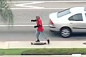 Autodieb versucht mit Longboard zu entkommen