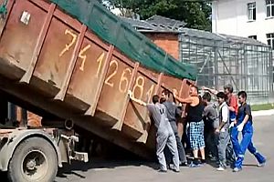 Gemeinsam einen Container aufladen