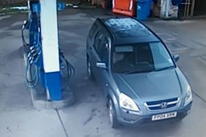 Frau mit Problemen an der Tankstelle