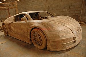 Bugatti Veyron aus Holz