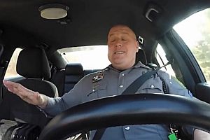 Polizist singt im Auto