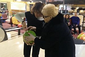 Oma beim Bowling