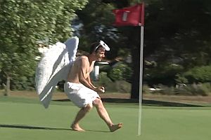 Remi als Engel und Teufel auf dem Golfplatz