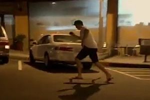 Betrunken auf einem Skateboard