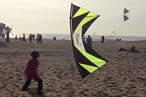 Drachenflieger am Strand