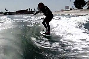 Surfen auf einer Bootswelle