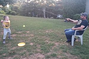 Angelpapa spielt mit Sohn Baseball