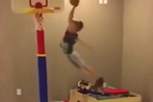 Junge macht einen Dunk