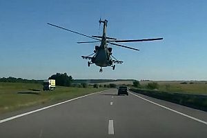 Hubschrauber über einer Autobahn