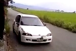 Enge Kurve bei Rallye