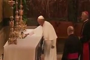 Papst zeigt den Tischdeckentrick