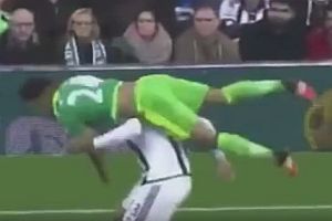 Fußballer fängt Gegner in der Luft