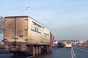 LKW mit heftigem Ausweichmanöver