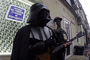 Darth Vader spielt auf einer Balalaika