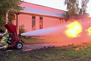 Flammenwerfer gegen Wasserschlauch