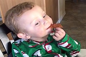 Einjähriger isst das erste Mal Bacon