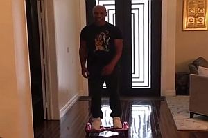 Mike Tyson auf einem Hoverboard