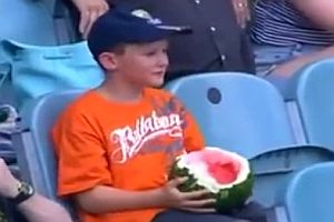 Junge isst Wassermelone