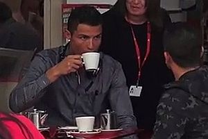 Christiano Ronaldo geht in ein Café