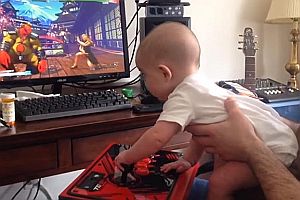 Baby spielt Street Fighter V