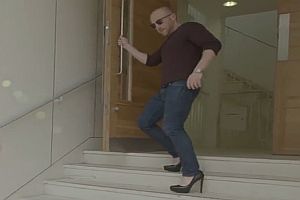 Männer für einen Tag auf High Heels