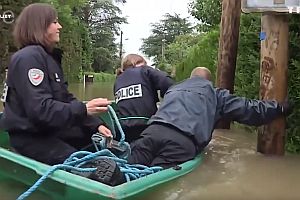 Französische Polizei in den Fluten