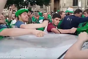 Irische Fans beseitigen Beule auf Autodach