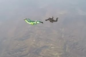 Sprung aus 7620 Metern ohne Fallschirm