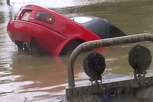 Rettung aus Auto im Hochwasser