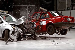 Crashtest mit zwei aktuellen Fahrzeugen