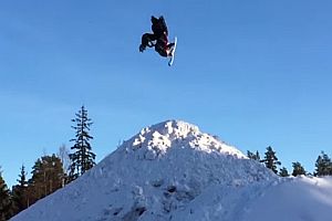 Doppelter Backflip mit einem Schneemobil