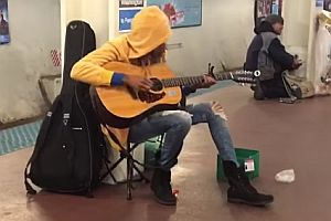 Straßenmusikerin in der U-Bahn von Chicago