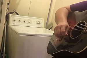 Musiksession mit einer Waschmaschine