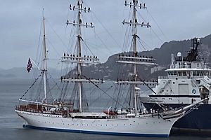 Segelschiff fährt mit Gesang in den Hafen