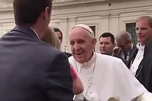 Dem Papst seine Kappe klauen