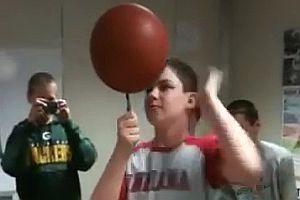 Basketball auf einem Stift drehen