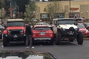 Zwei Jeeps parken einen Falschparker ein