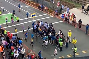 Straßenüberquerung beim Boston-Marathon