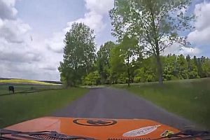 Kamera fliegt bei Rallye-Crash aus dem Auto