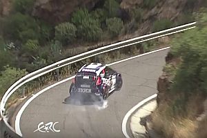 Rallye-Unfall an einem Steilhang