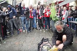 Ajax-Fans singen mit Straßenmusiker