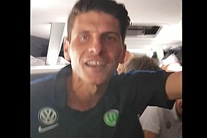 Mario Gomez feiert den Relegationssieg