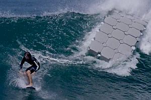 Surfen mit einer schwimmenden Plattform