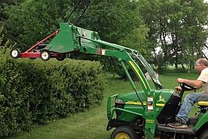 Hecke mit dem Rasenmäher schneiden