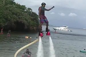 Ein Poser auf einem Flyboard